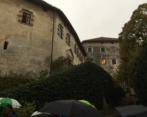 Im Hof der Burg von Bled